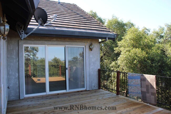 Building Photo - 677 Hoppe Ln