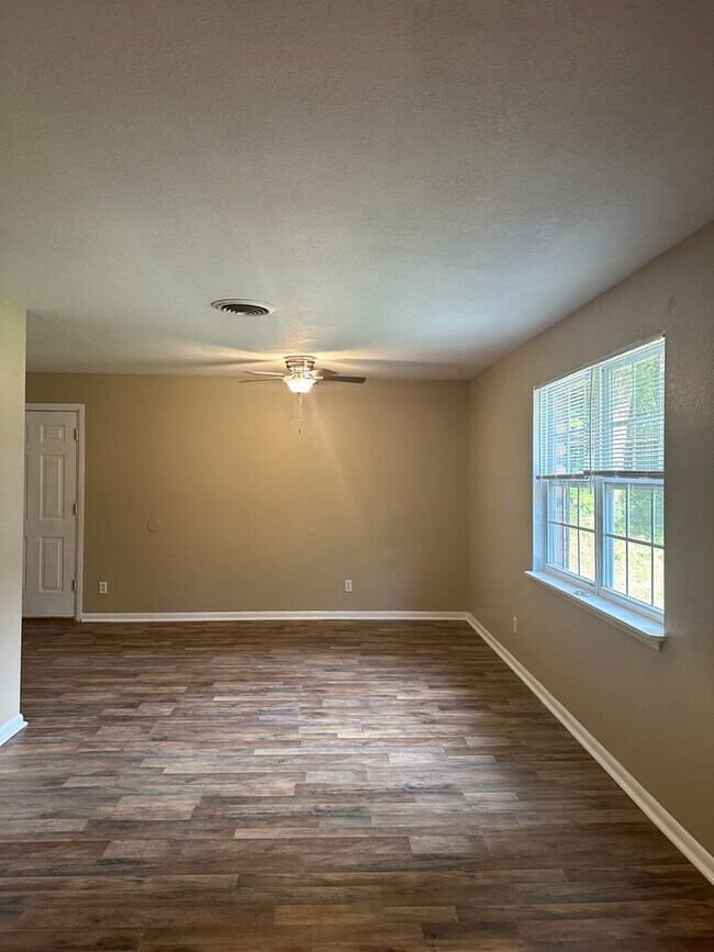 Building Photo - 3 Bedroom 2 Bath home located just off Oca...