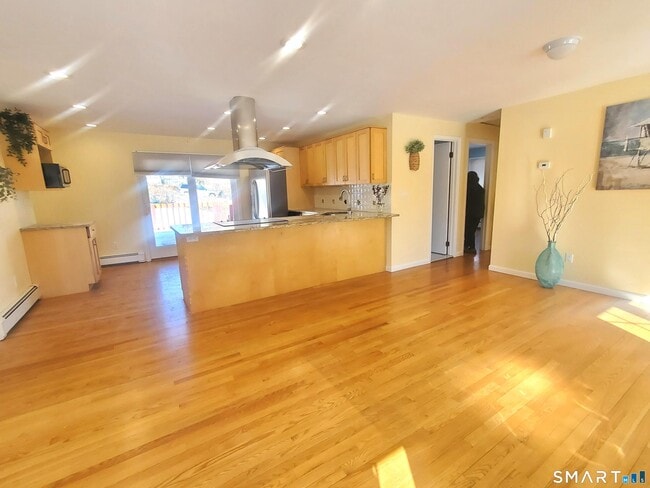 Building Photo - 42 County St