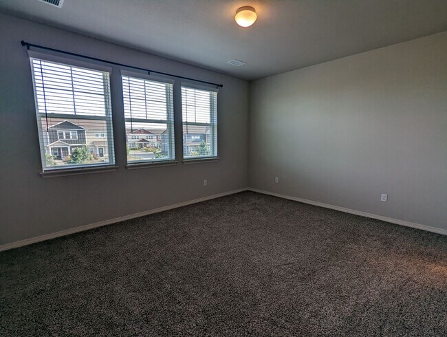 Building Photo - Beautiful Newer Townhome