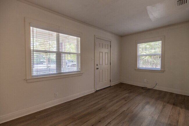 Building Photo - PRICE REDUCTION! SCHEDULE A TOUR TODAY! Be...