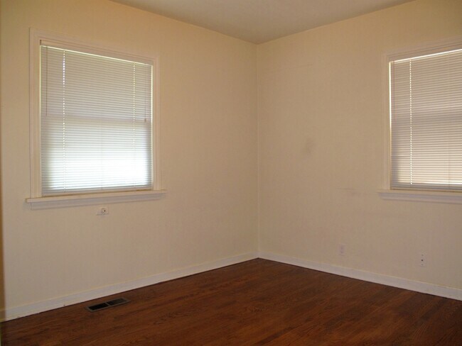 Building Photo - Spacious 3 Bedroom Craftsman Home In Queen...
