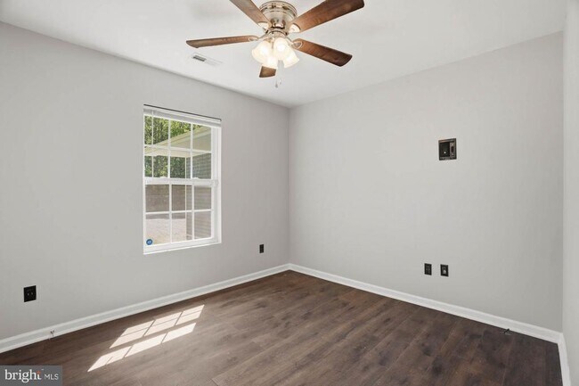 Building Photo - 283 Shorewood Dr