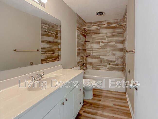 Building Photo - 4717 Gladstone St