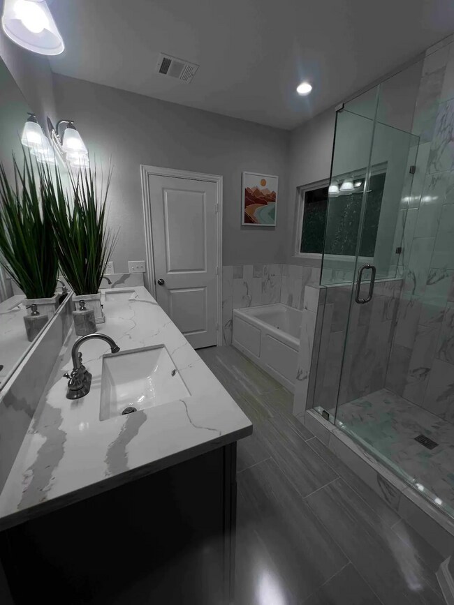 Primary Bathroom - 4616 Galesburg St