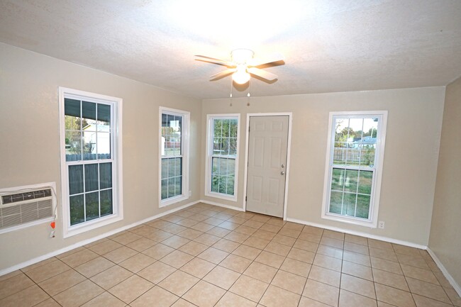 Building Photo - 1106 S Strong Blvd