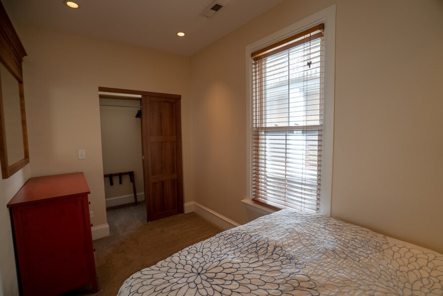 Building Photo - 3238 N Hoyne Ave