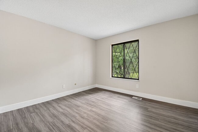 Building Photo - 1385 Country Side Dr