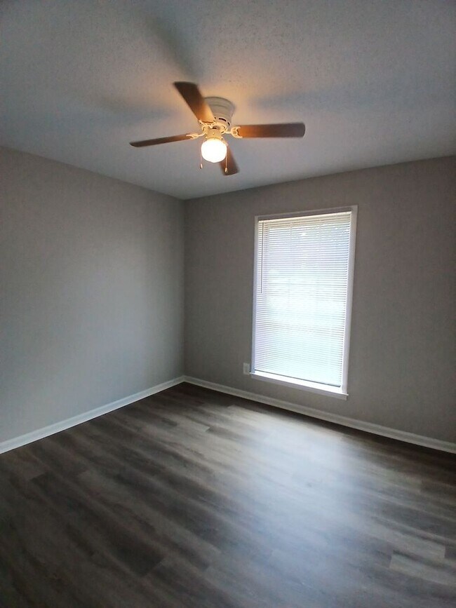 Building Photo - Discover this move-in ready 3-bedroom, 1.5...