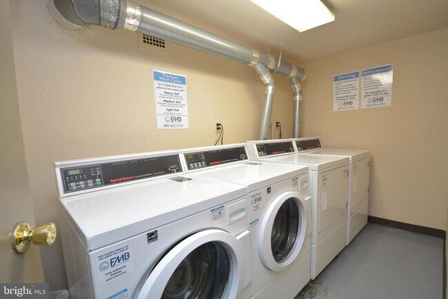 Building Photo - Bright 1BR 1B Condo | All Utilities Included | Arlington