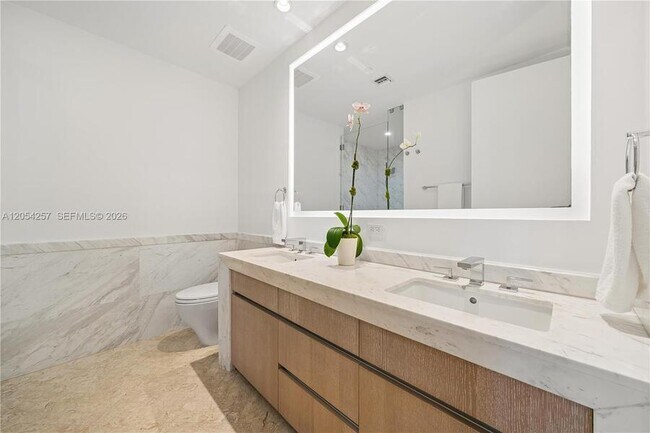 Building Photo - 2831 S Bayshore Dr