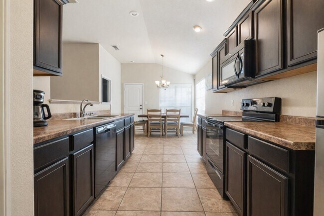 Building Photo - 912 Purdue St