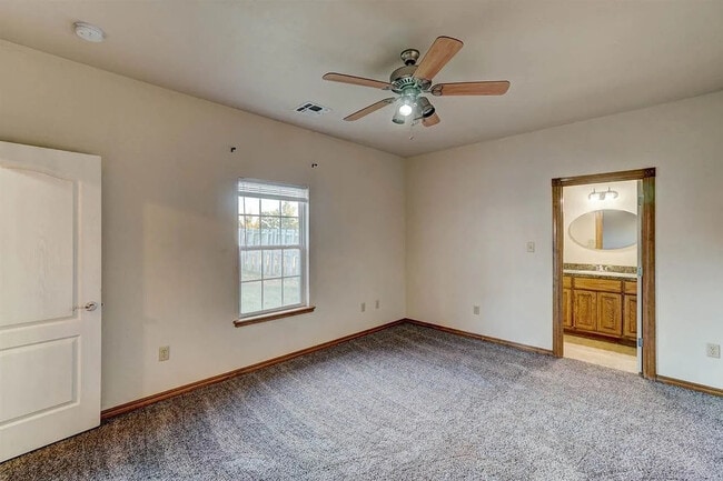 Building Photo - 608 Shady Oak