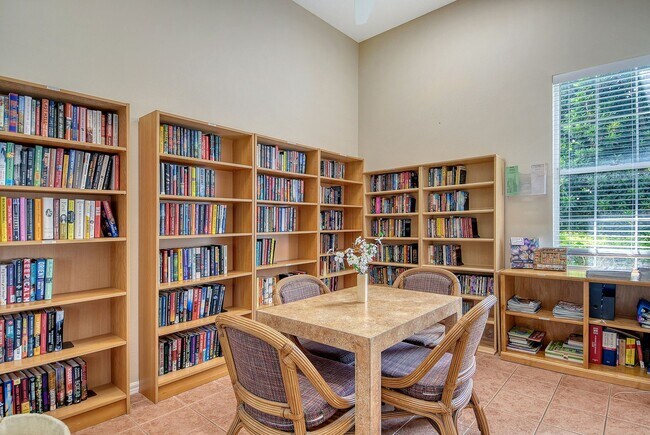 Building Photo - Spacious 3 bedroom, 2 bath condo with a lake view in Palmer Ranch