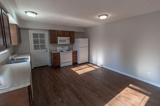 Building Photo - 1305 N Golf Blvd