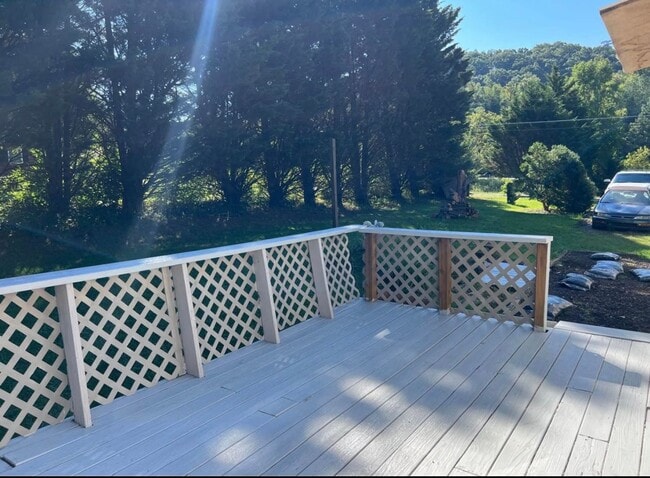 Building Photo - 2 bedroom 2 bath mobile home for rent on half acre!