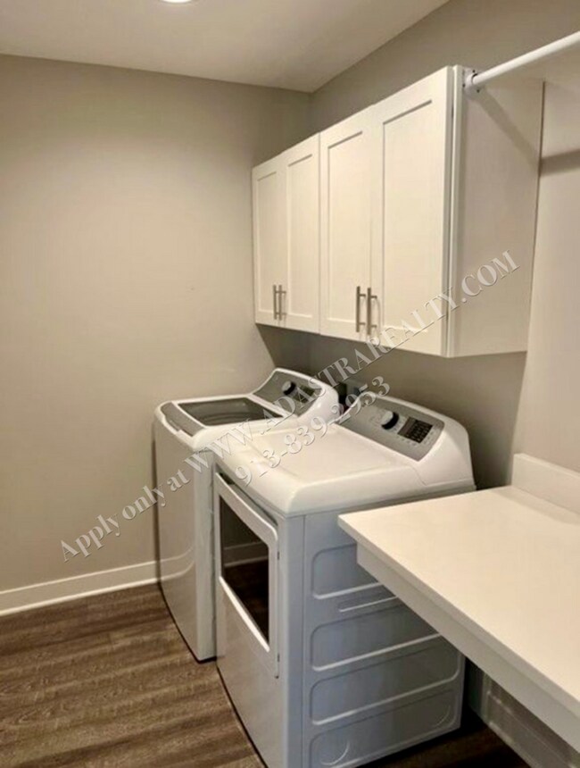 Building Photo - Spacious 4-Bedroom Townhome with Finished Basement in Blue Valley School District-Available NOW!!