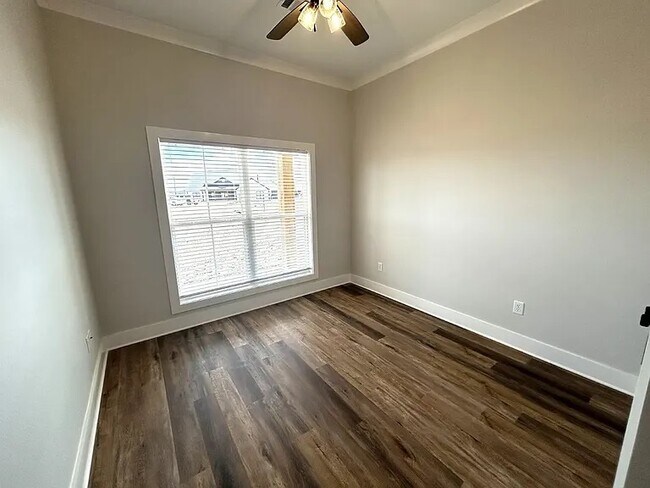 Building Photo - 300 N Rayleigh Dr