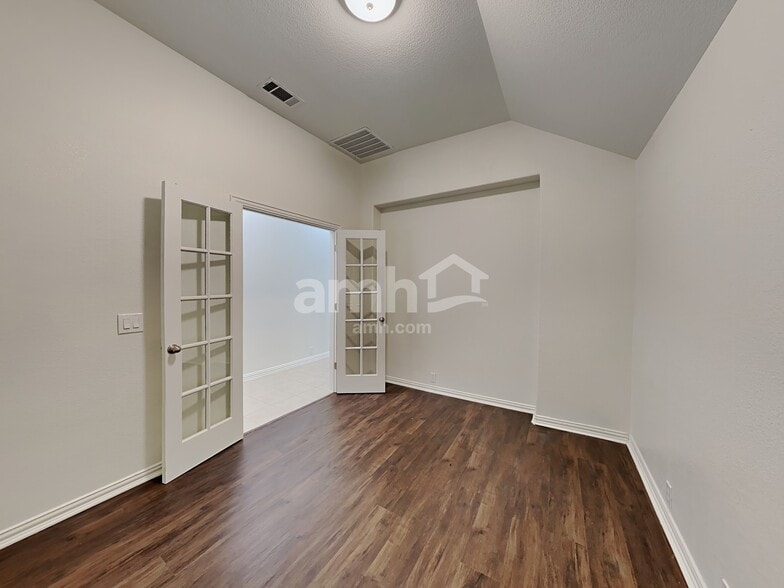 Building Photo - 105 Broken Arrow St