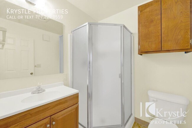 Building Photo - 136 Frisbie St