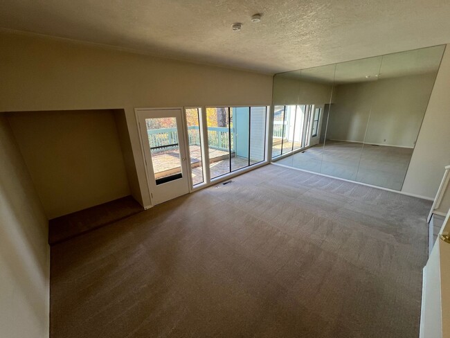 Building Photo - Large Updated Two Bedroom Condo in South S...