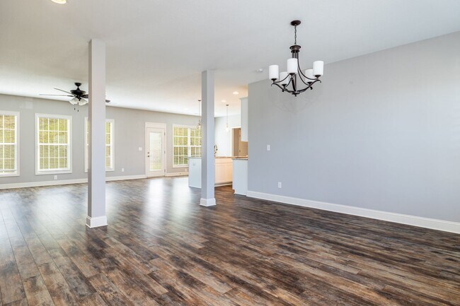 Building Photo - Maryville 37801 - 4 bedroom, 2.5 bath home...