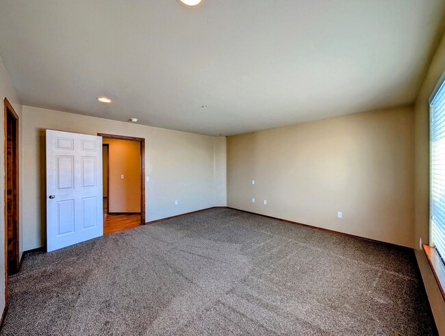 Building Photo - Residential Bliss: 3-Bedroom, 2-Bath w/ Ev...