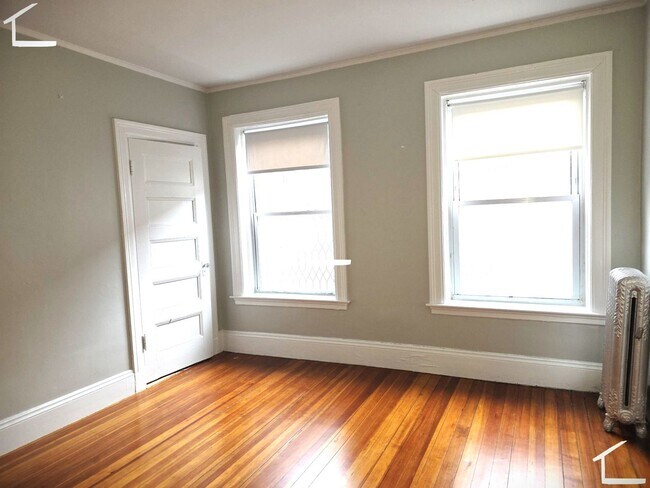 Building Photo - No Brokers Fee, Washington Sq. Area, Heat, Hot Water Included, Lage Bedrooms, Eat-in Kitchen, Lau...