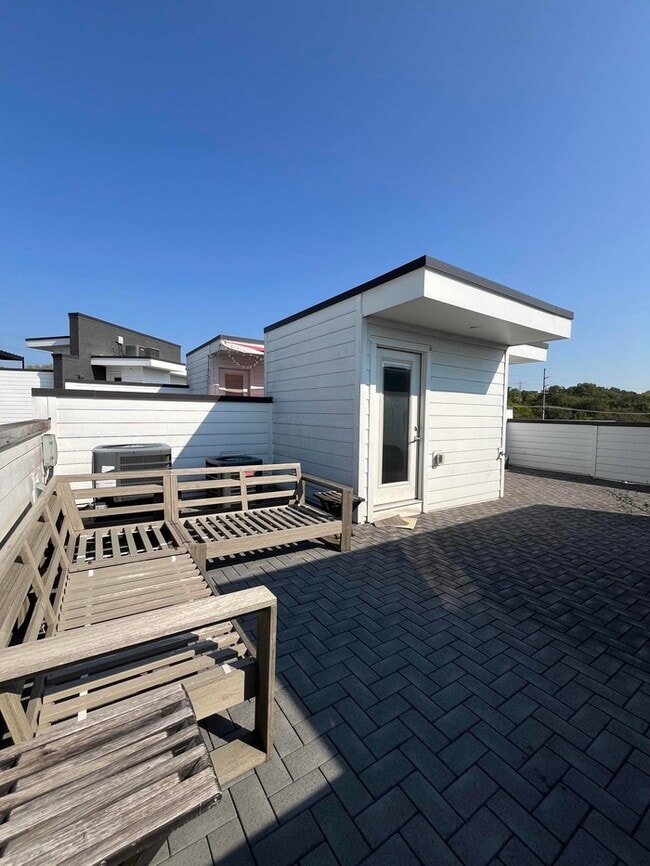 Building Photo - 976 Youngs Ln
