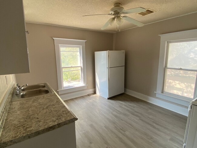 Building Photo - 619 N Washington St