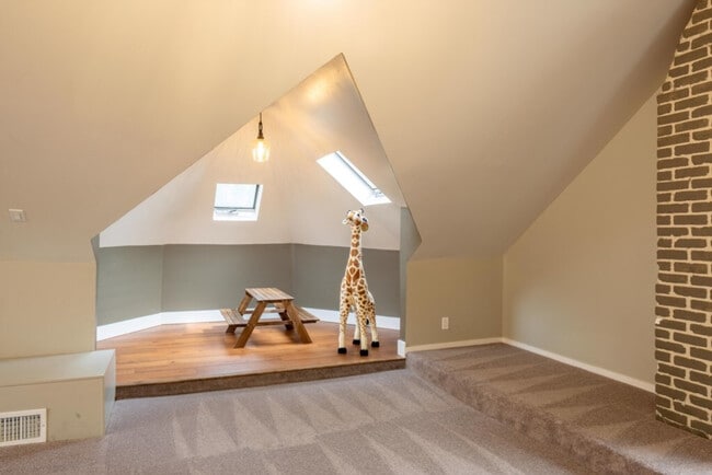 Building Photo - 139 W 4th Ave