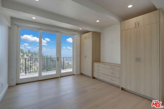 Building Photo - 8528 Hillside Ave