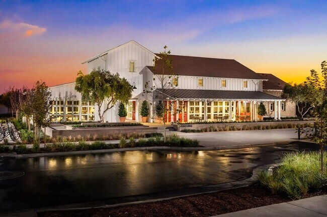 Building Photo - Nice 1 Bed 1 Bath upstairs apartment in the Cannery Neighborhood