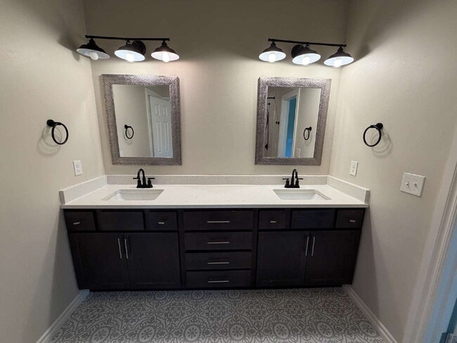 Building Photo - 3 Bed 2 Bath in NW OKC