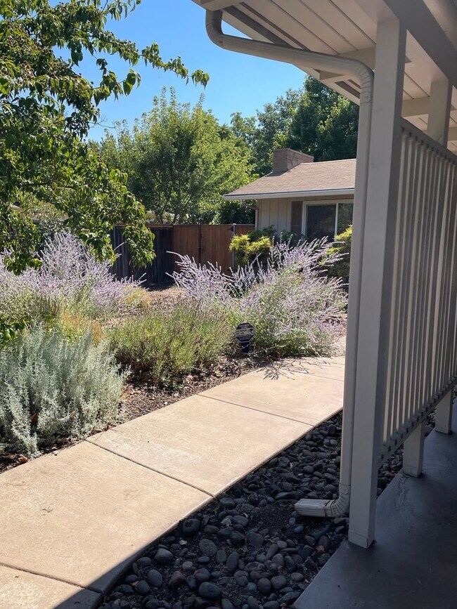 Building Photo - $300 OFF 1st Month's RENT!! - East Medford...