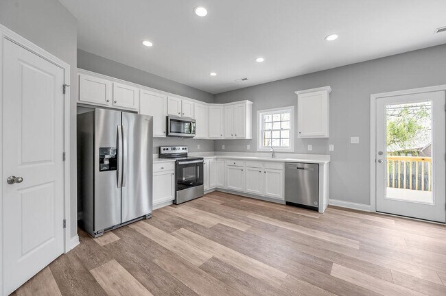 Building Photo - 125 Squires Way