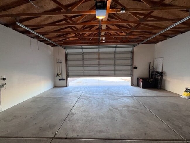 Building Photo - Fully furnished 3 BR Home Includes Utiliti...