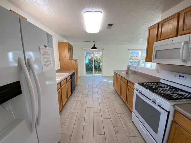 Building Photo - 3 Bedroom Home Available Near Tramway Blvd...