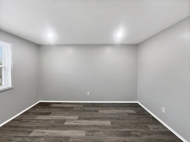 Building Photo - 4344 Roberton Ave