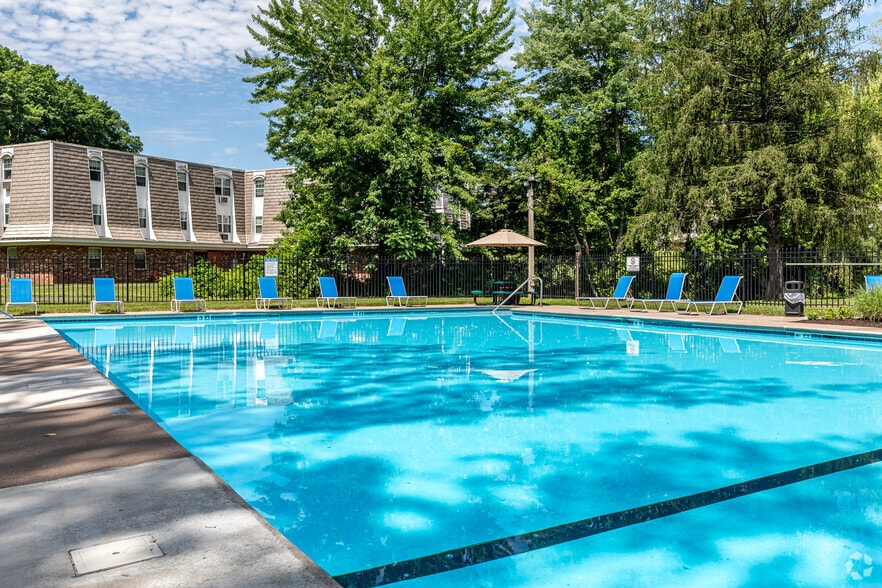 Pool - The Glenbrook at Rocky Hill