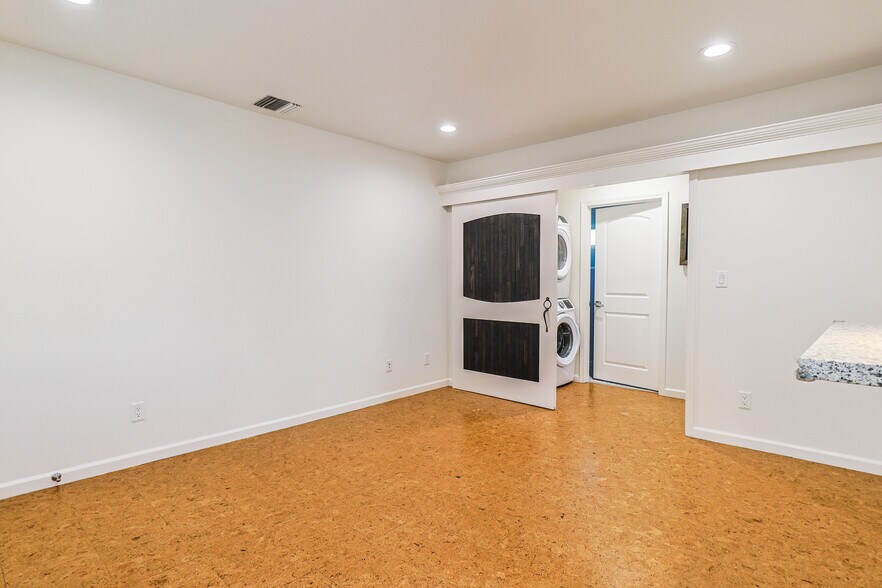 Building Photo - 256 W Tujunga Ave