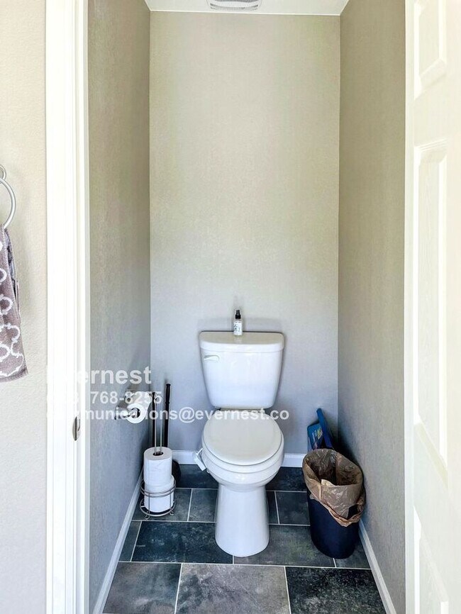 Building Photo - Spacious 4-Bedroom Home with Modern Comfor...