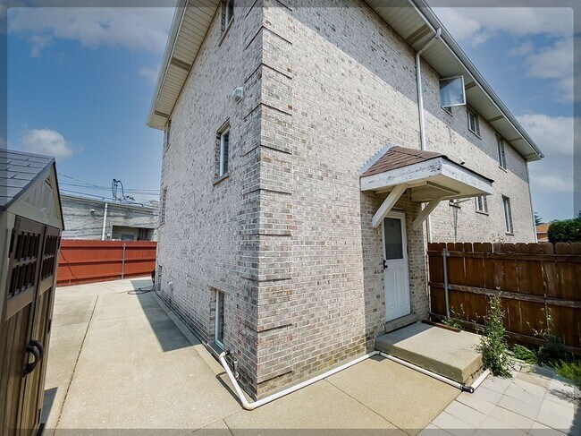 Building Photo - 5340 6th Ave