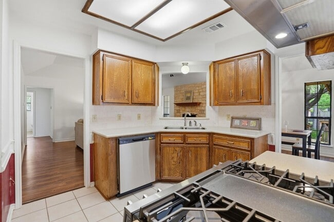 Building Photo - 306 Woodstone Dr