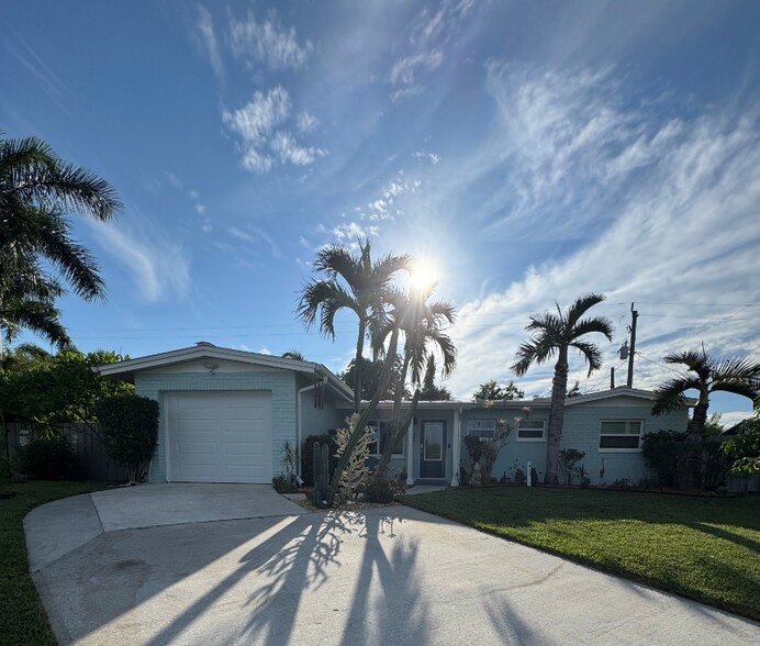 Primary Photo - 380 Carrousel Ct