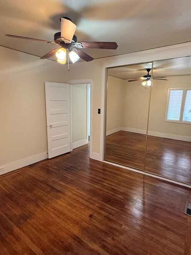 Building Photo - Huge 2 Bed House with a Shared Back Patio