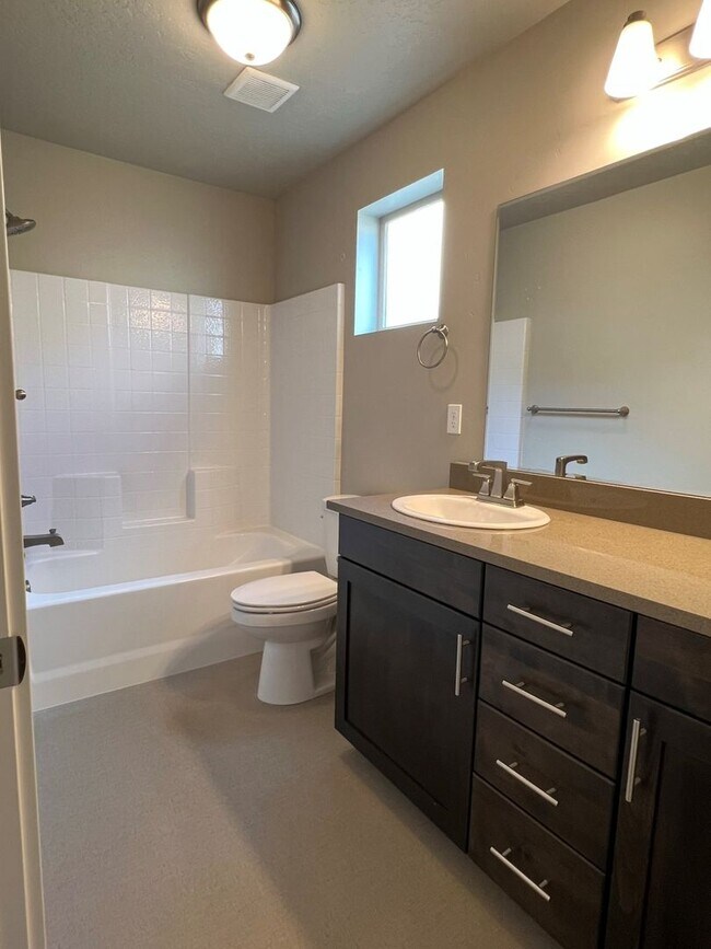 Building Photo - Beautiful 4 bed 2.5 bath Blackrock home in the Verado Subd just off N Locust Grove and Ustick Rd