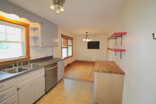 Building Photo - 103 Dinkel Ave