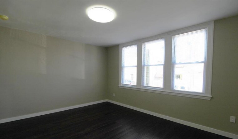 Building Photo - 402 N 64th St