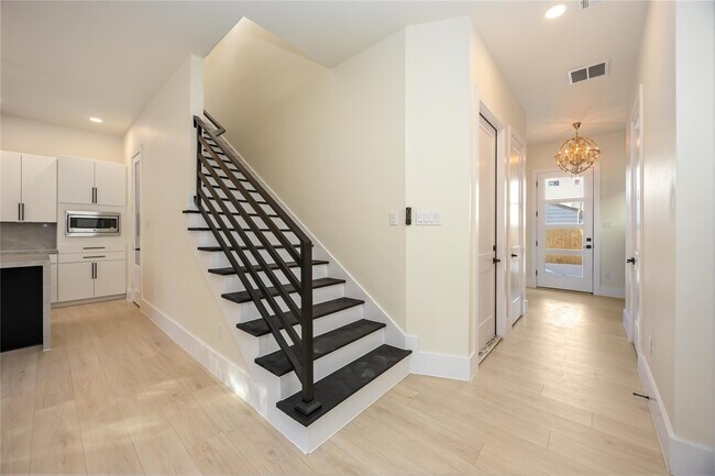 Building Photo - 7127 England St